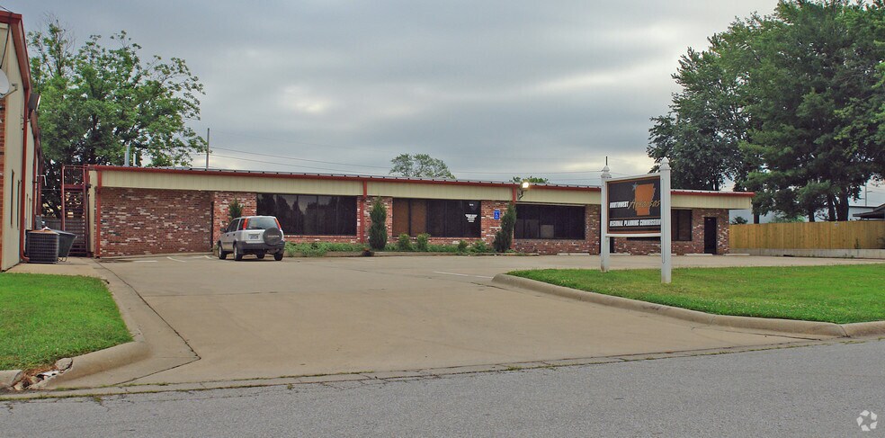 More Photos Of 3329 W Sunset Ave, Springdale Unknown For Lease