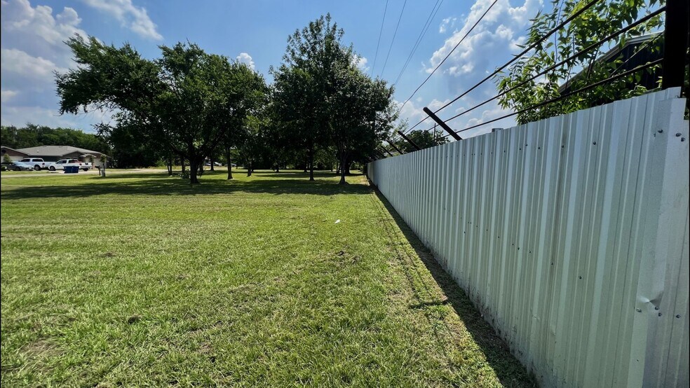 More Photos Of 2618 W Main St, Gun Barrel City Storefront For Sale