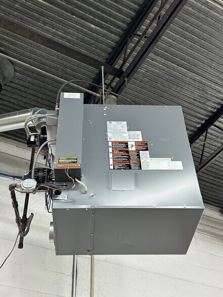 More Photos Of 402 Aberdeen Rd, Hampton Service For Lease