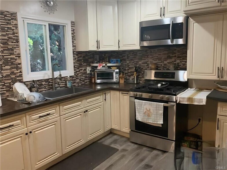 More Photos Of 5665 Franklin Ave, Los Angeles Apartments For Sale