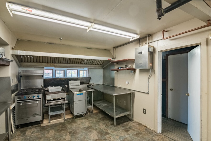 More Photos Of 141 Congamond Rd, Southwick Restaurant For Lease