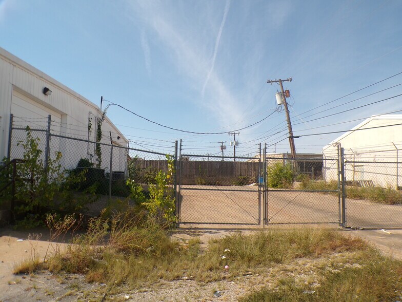 More Photos Of 7619-7621 E 46th Pl, Tulsa Showroom For Sale