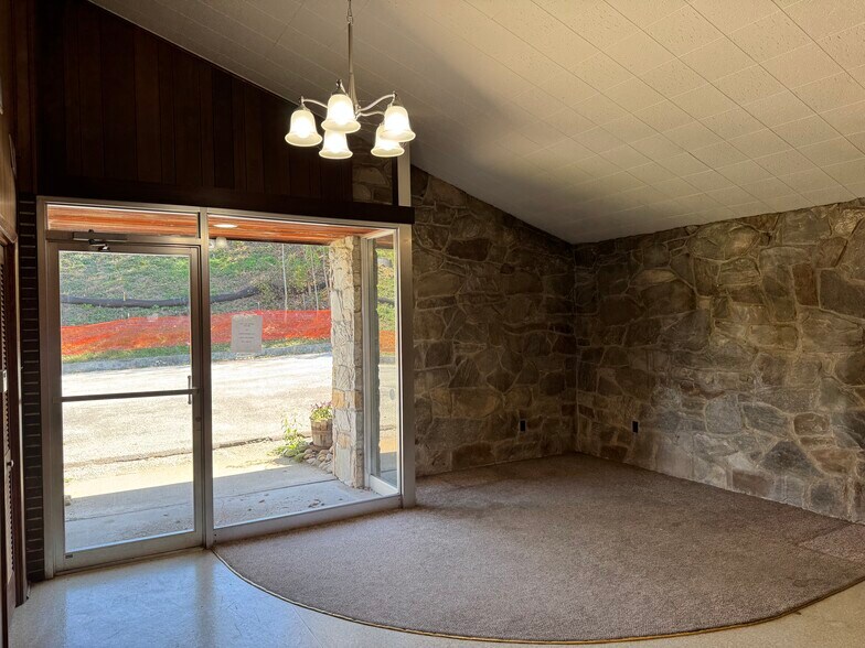 More Photos Of 76 Clair St, Irwin Warehouse For Lease