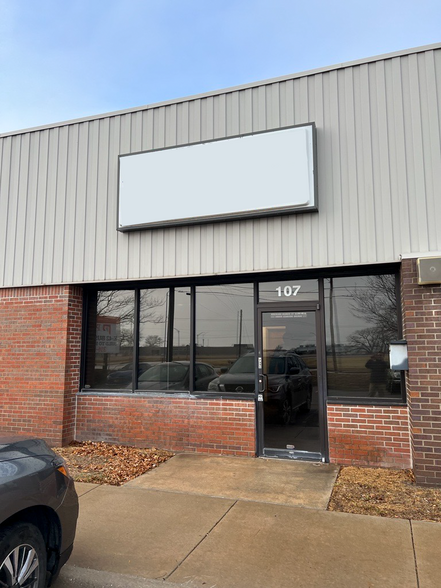 Primary Photo Of 2333 S West St, Wichita Flex For Lease