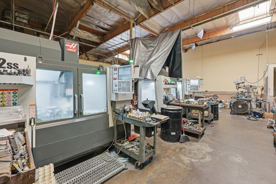 More Photos Of 228 Venture St, San Marcos Manufacturing For Sale