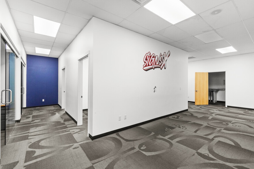 More Photos Of 11105 Steele St S, Tacoma Flex For Lease