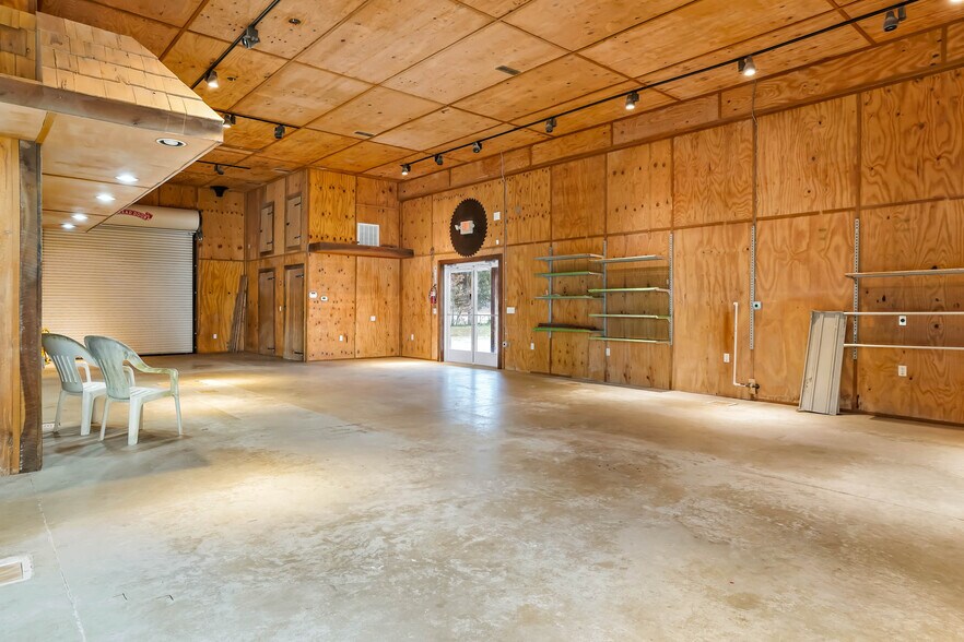 More Photos Of 8977 DuPont Blvd, Lincoln Convenience Store For Sale