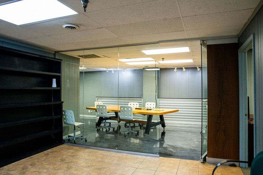 More Photos Of 1630 N Eldon Ave, Springfield Unknown For Lease