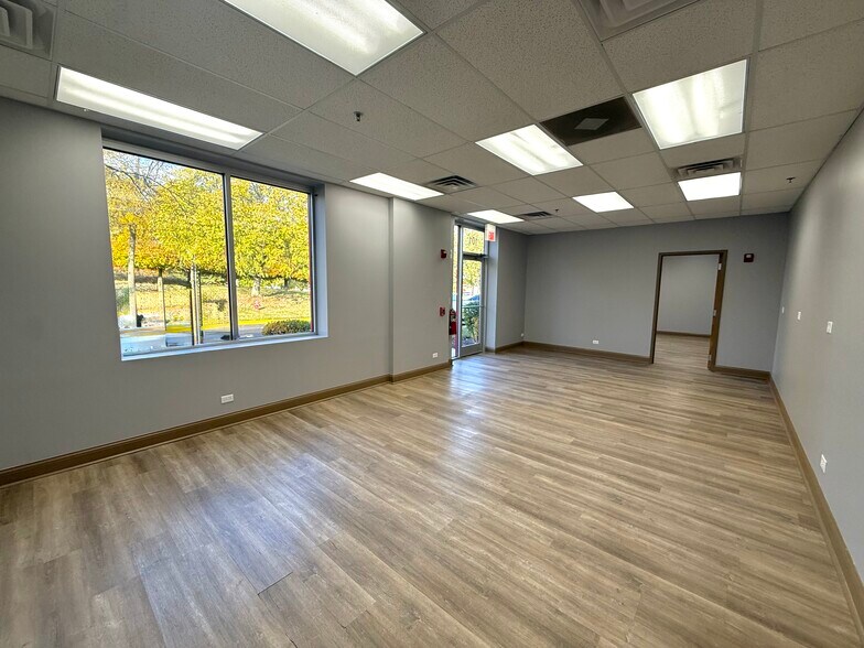 More Photos Of 100-112 Terrace Dr, Mundelein Warehouse For Lease