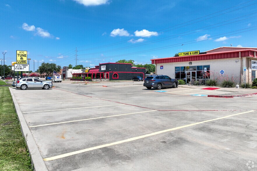 More Photos Of 2321 W Pioneer Pky, Pantego Industrial For Sale