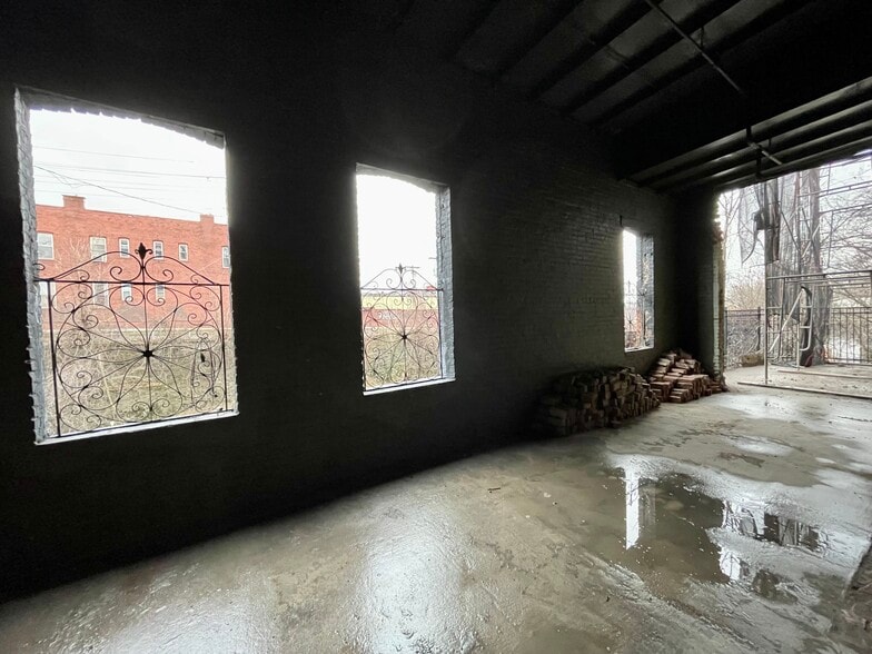 More Photos Of 285 Second St, Troy Warehouse For Lease