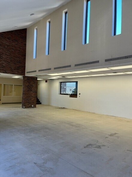More Photos Of 620 Washington Rd, Pittsburgh Bank For Lease