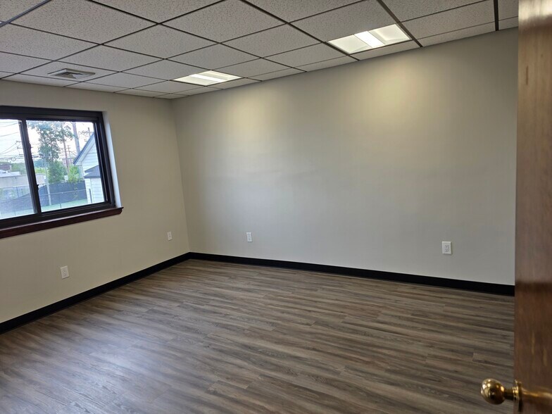 More Photos Of 98 Willis Ave, Mineola Office For Lease