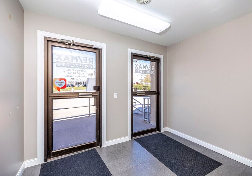 More Photos Of 3709 N Harrison St, Davenport Office For Sale