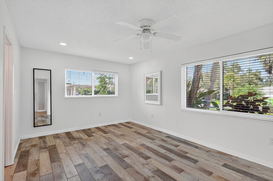 More Photos Of 1884 Southpointe Dr, Sarasota Apartments For Sale