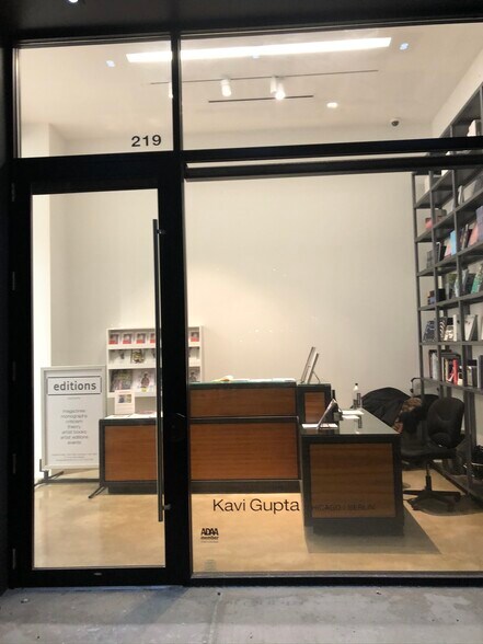 More Photos Of 219 N Elizabeth St, Chicago Showroom For Lease