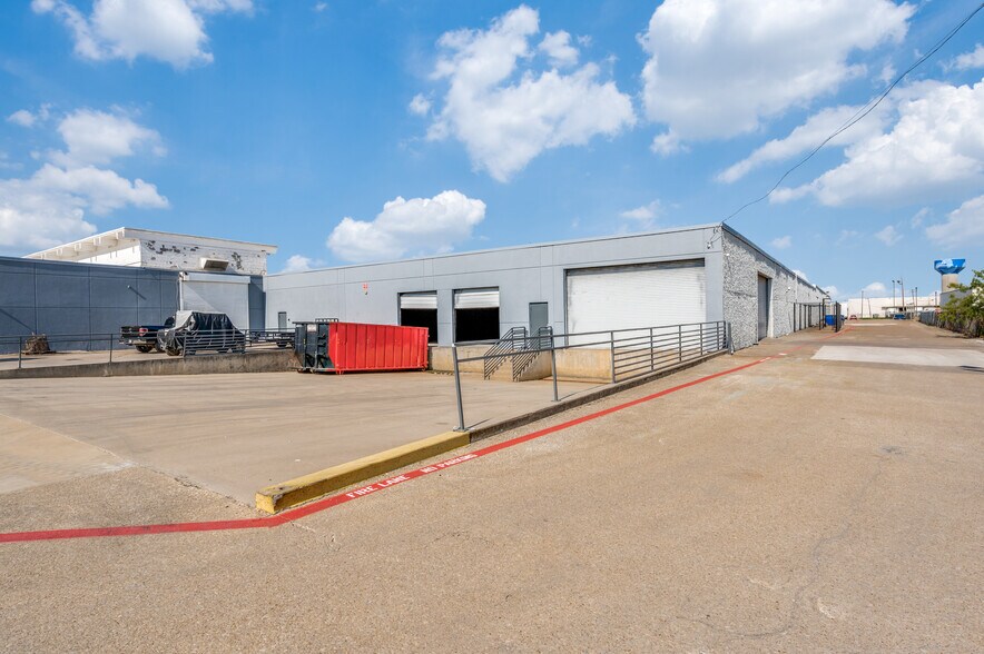 More Photos Of 1000 W Crosby Rd, Carrollton Warehouse For Lease