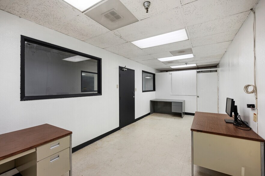 More Photos Of 1570 W Mission Blvd, Pomona Manufacturing For Lease