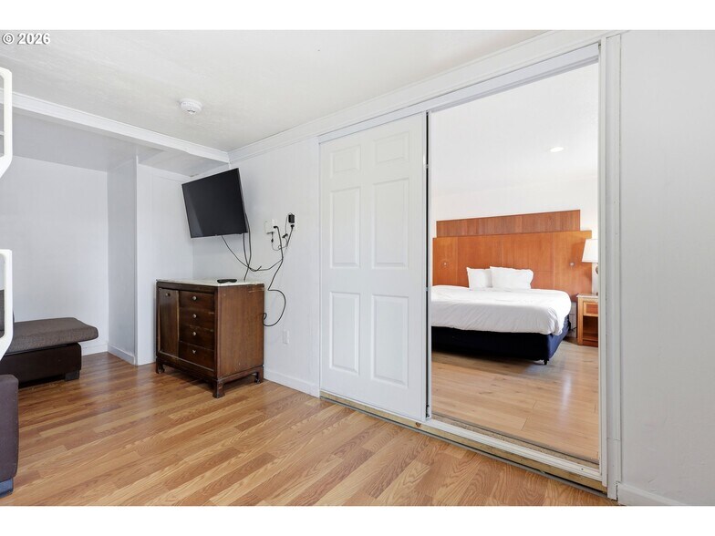 More Photos Of 11324 NE Sandy Blvd, Portland Hotel For Sale