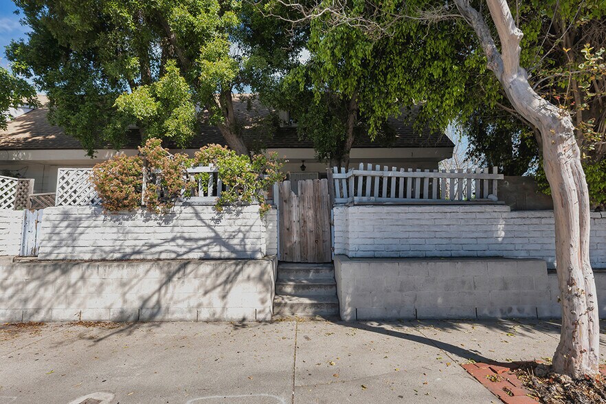 More Photos Of 11667 Burbank Blvd, North Hollywood Apartments For Sale