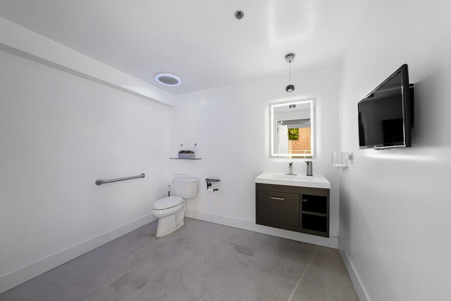 More Photos Of 950 6th Ave, San Diego Office For Sale