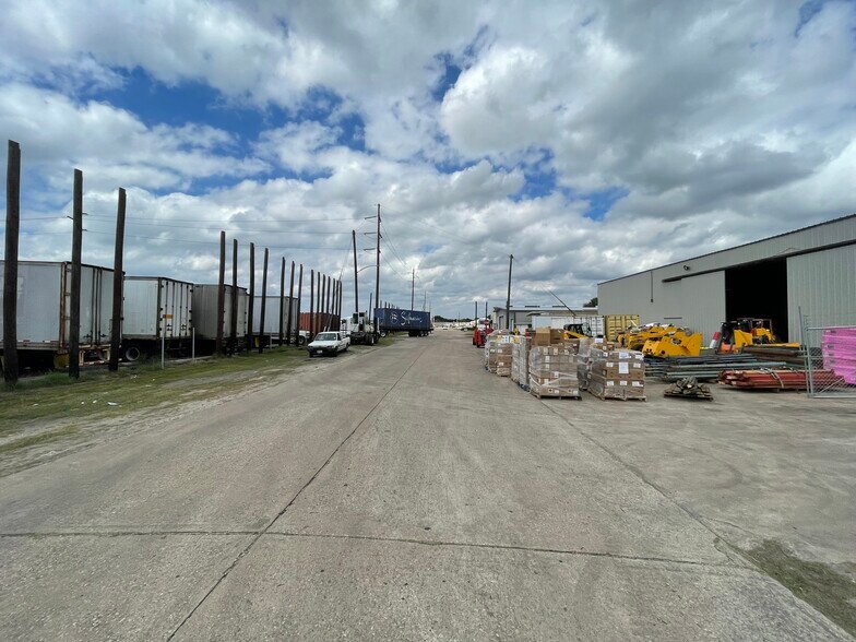 More Photos Of 813 Dumont St, South Houston Service For Lease