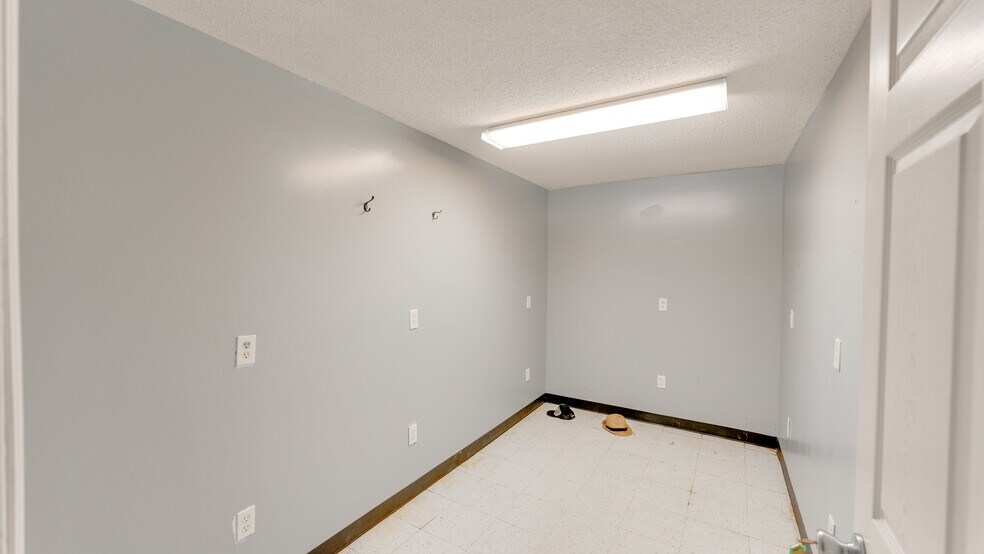 More Photos Of 510 N Walker St, Quitman Light Manufacturing For Lease