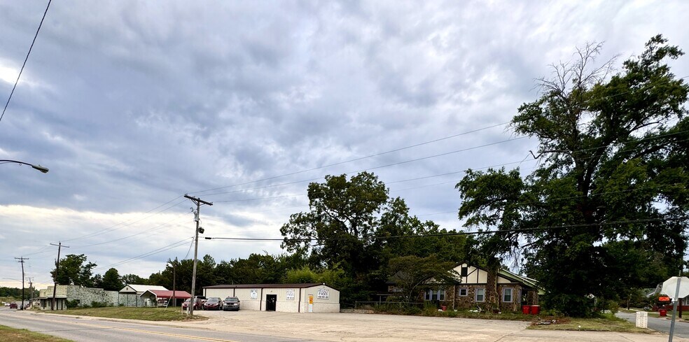 More Photos Of 300 W Broadway St, Morrilton Storefront For Sale