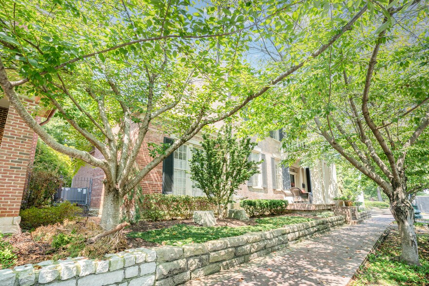 More Photos Of 137 3rd Ave N, Franklin Office For Lease