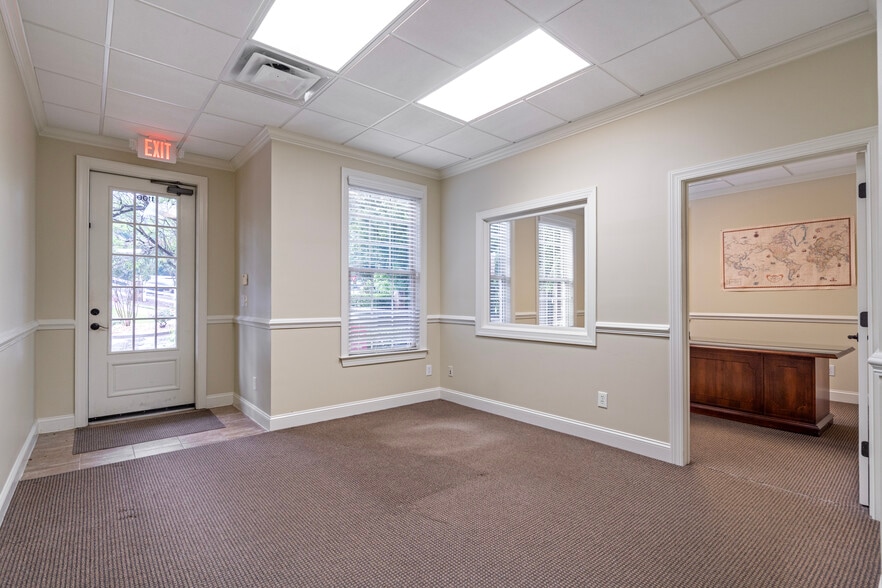 More Photos Of 1905 Woodstock Rd, Roswell Office For Sale