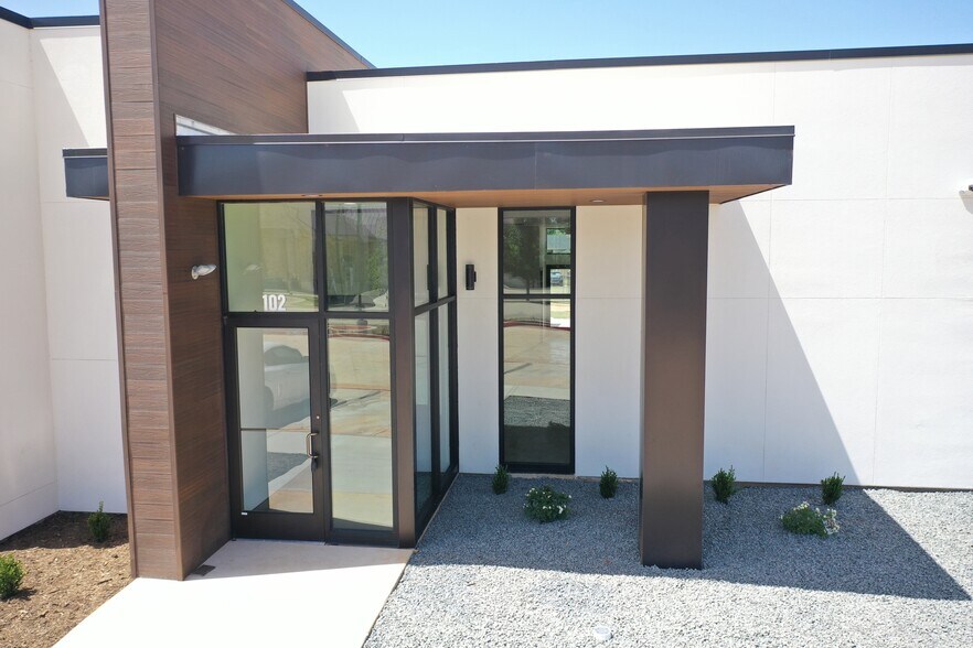 More Photos Of 113 Barnett Dr, Highland Village Office For Lease