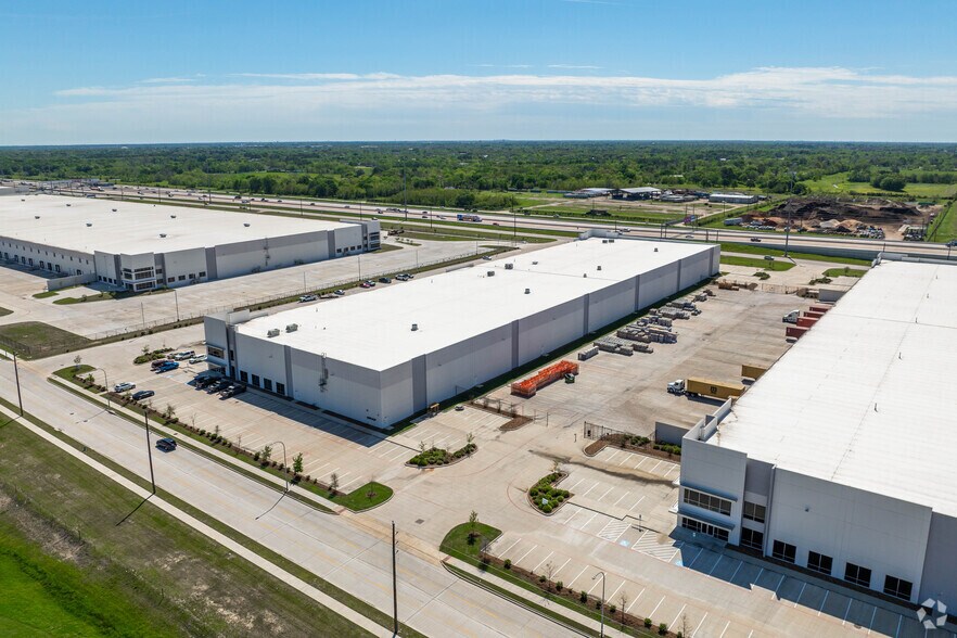 More Photos Of 13930 Journey Rd, Houston Warehouse For Lease