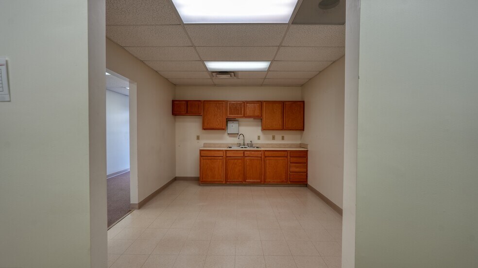 More Photos Of 2050 E Wheeling Ave, Cambridge Office For Lease