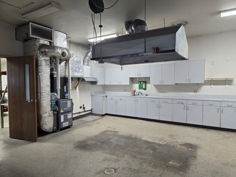 More Photos Of 3933 Monitor Rd, Bay City Office For Sale