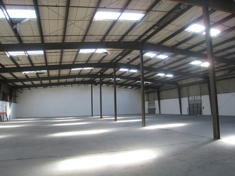 More Photos Of 5146-5283 Le Tourneau Cir, Tampa Warehouse For Lease