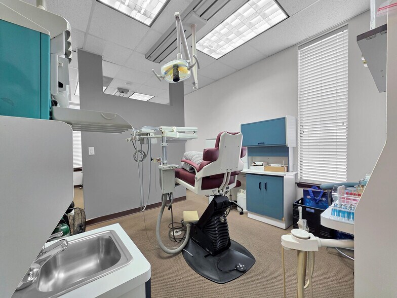 More Photos Of 6429 Fairmont Pky, Pasadena Office For Sale