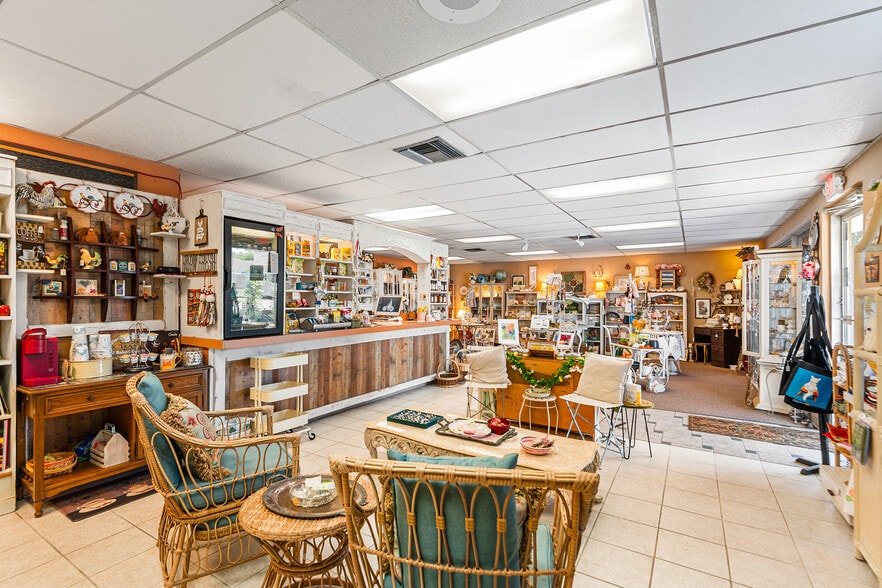 More Photos Of 155 Avenue B SW, Winter Haven Storefront For Sale