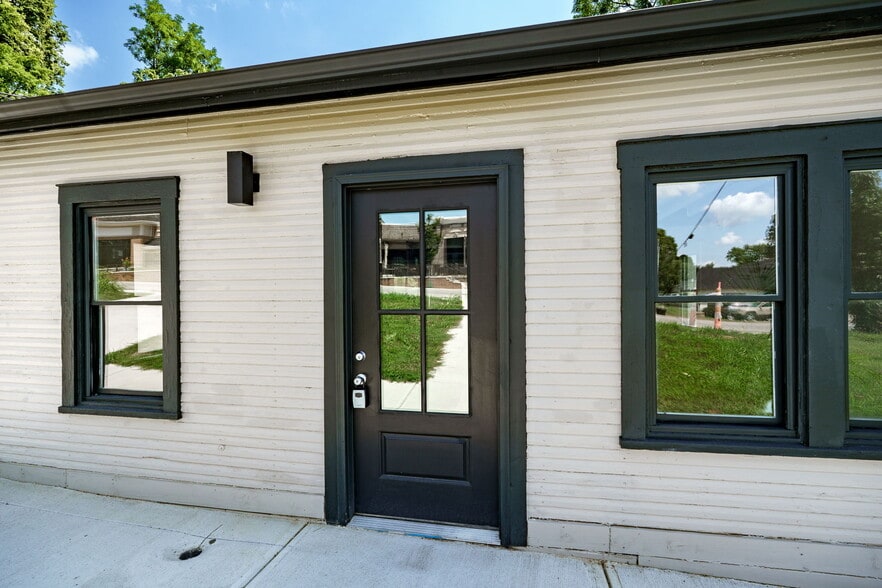 More Photos Of 520 N Broadway St, Lebanon Showroom For Sale