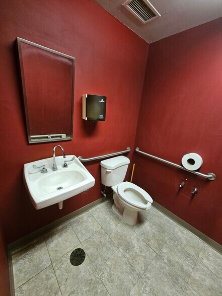 More Photos Of 1811-1833 Mckees Rocks Rd, McKees Rocks Storefront For Lease