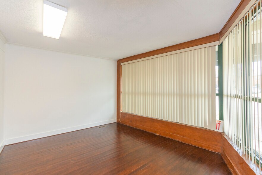 More Photos Of 1005 N Main St, Anderson Freestanding For Lease