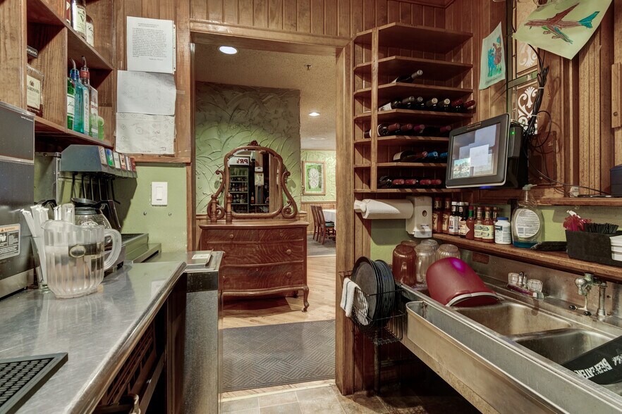More Photos Of 1702 Park Hill Dr, Gainesville Restaurant For Sale