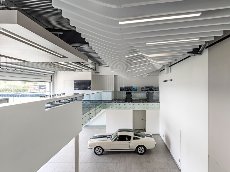 More Photos Of 40-41 Straightaway Dr, Pontiac Parking Garage For Sale