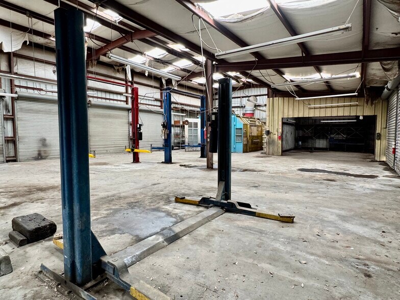 More Photos Of 6211 Blanding Blvd, Jacksonville Auto Repair For Lease