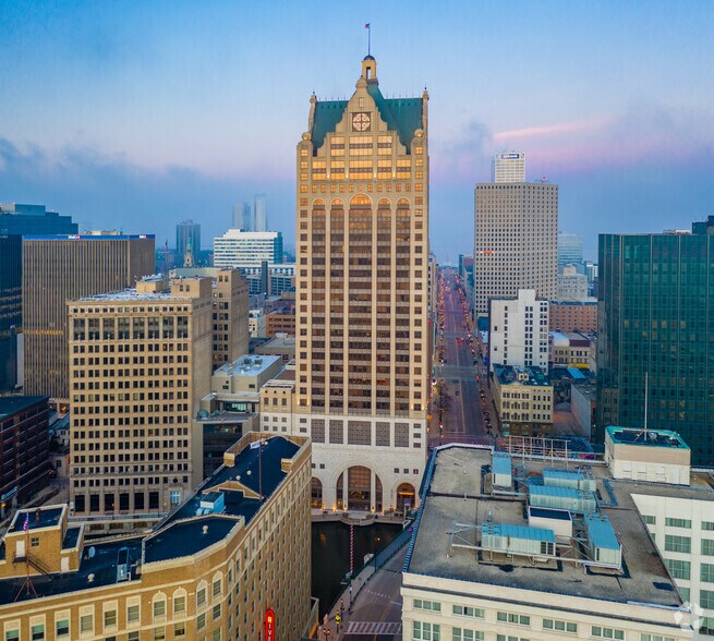 More Photos Of 100 E Wisconsin Ave, Milwaukee Office For Lease