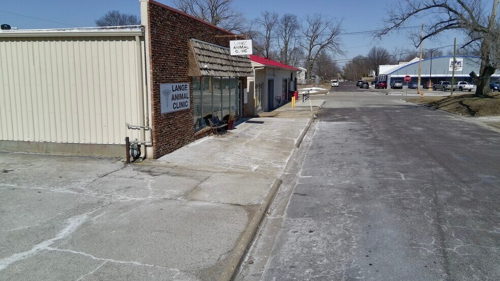 More Photos Of 1305 Black St, Pekin Flex For Sale