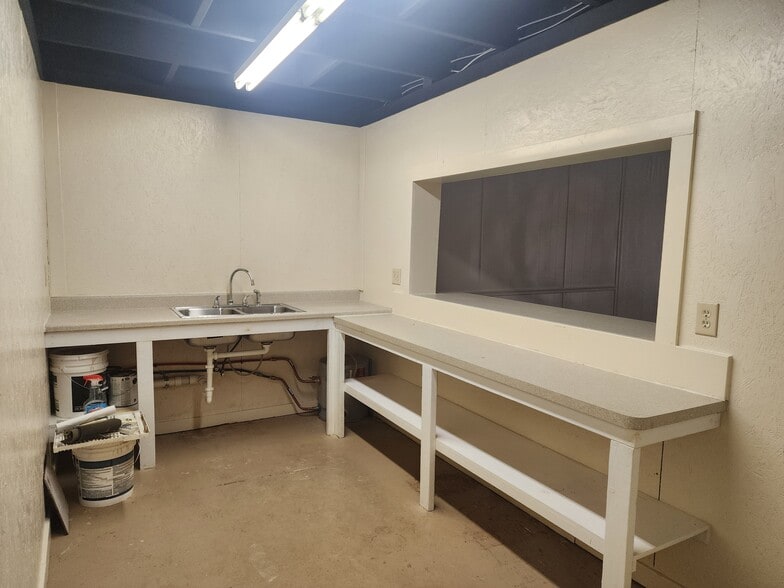 More Photos Of 110 N Zavalla St, Jasper Showroom For Sale