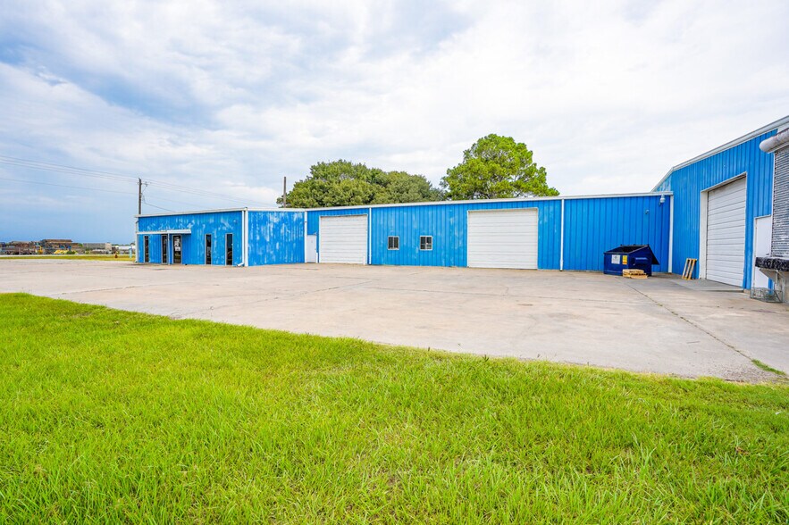More Photos Of 601 S Meadow Ln, El Campo Warehouse For Lease