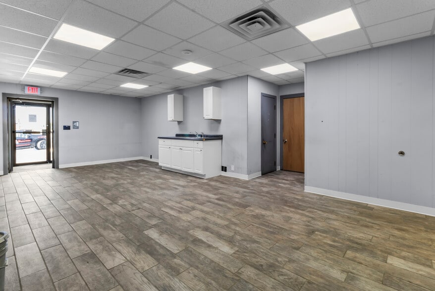 More Photos Of 1417 Commerce Ave, Indianapolis Manufacturing For Lease