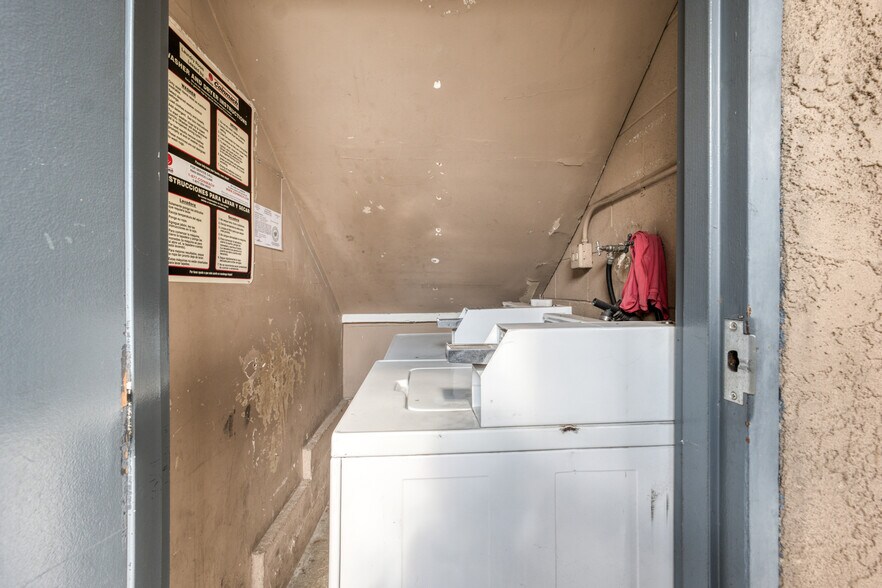 More Photos Of 113 N Grand Oaks Ave, Pasadena Apartments For Sale