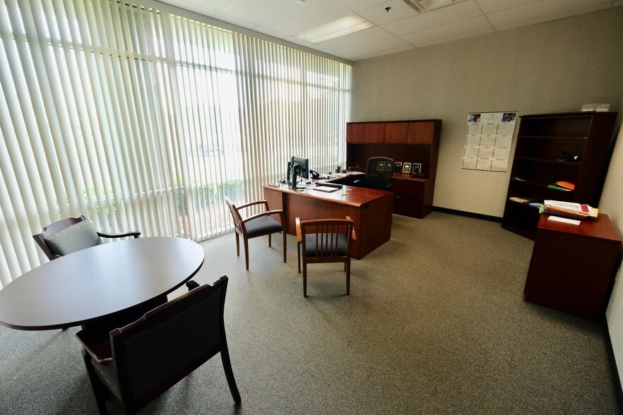 More Photos Of 6402 Corporate Dr, Indianapolis Distribution For Lease